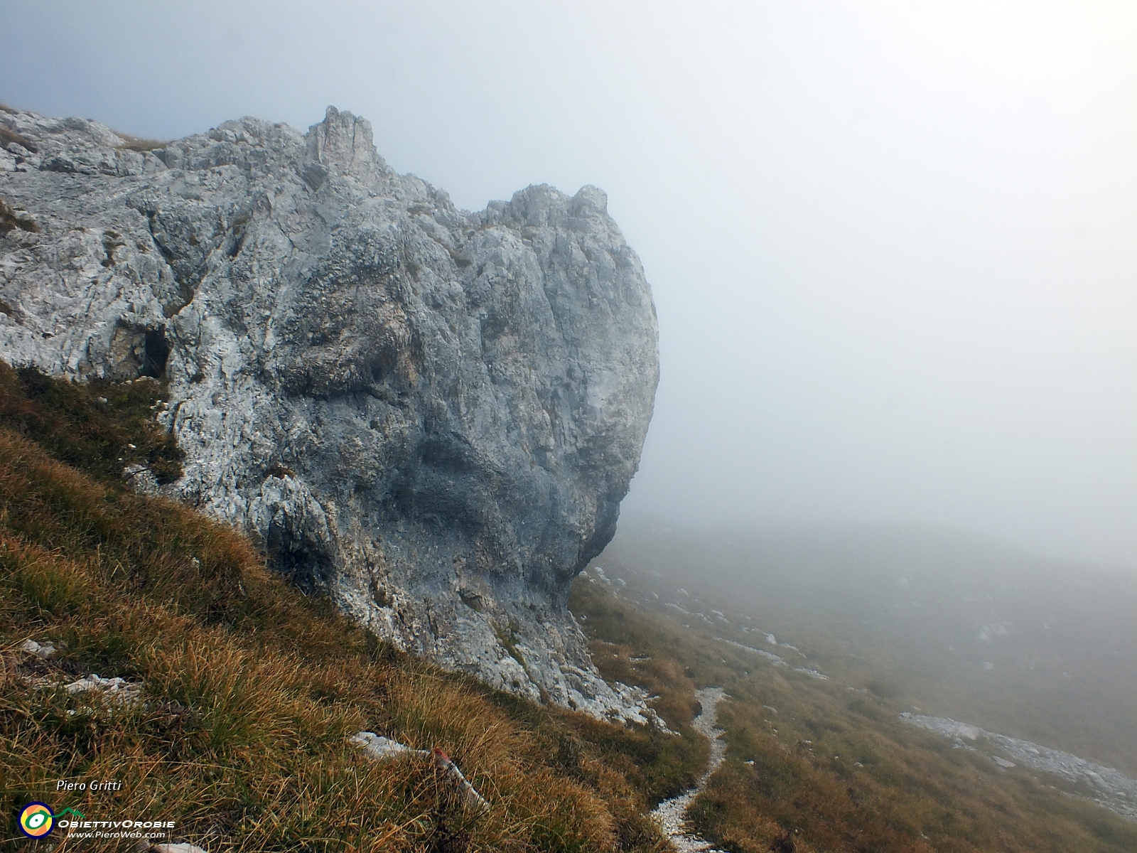 18 sono nella nebbia, ma il sentiero lo conosco bene....JPG